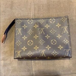 Authentic Louis Vuitton Toiletry 19